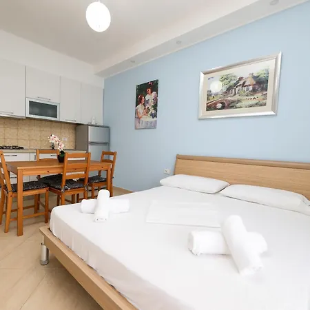 Lorel's Homes 3*
